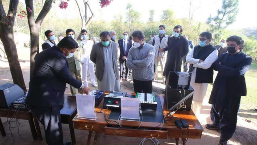 اسلام آباد، وزیراعظم عمران خان کو الیکٹرانک ووٹنگ مشین ..