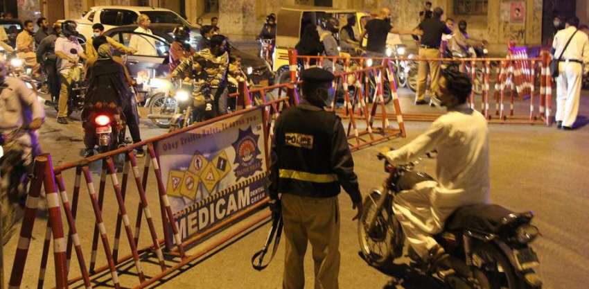 کراچی، پولیس اہلکار 8 بجے کے بعد شہریوں کو آمدورفت سے روک ..
