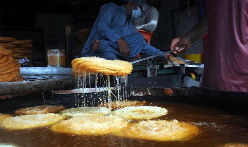 راولپنڈی، رمضان المبارک کے دوران مانگ بڑھنے پر کاریگر پھینیاں ..