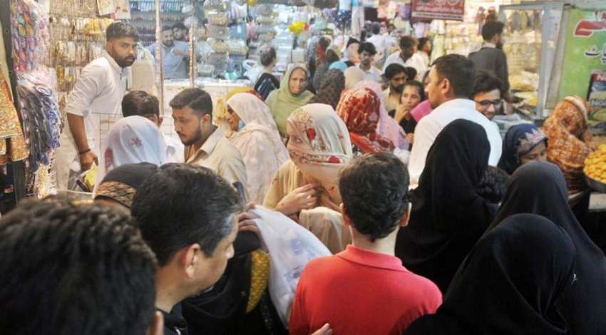 راولپنڈی، عید کی شاپنگ کیلئے آئی خواتین کا موتی بازار میں ..