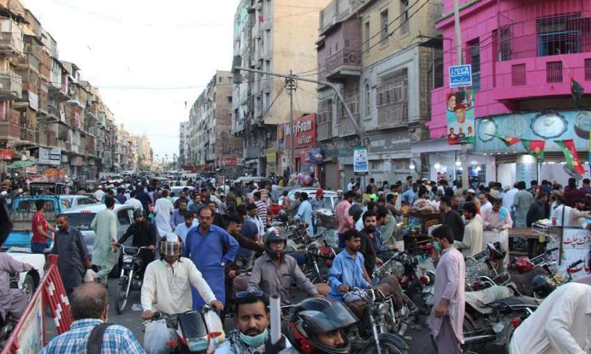 کراچی، برنس روڈ فوڈ اسٹریٹ پر روزہ کی افطاری کیلئے خریداری ..