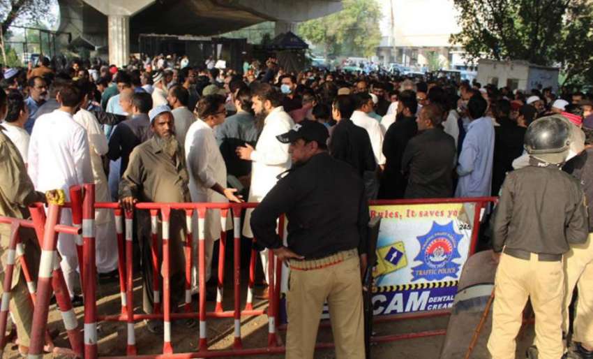 کراچی، نسلہ ٹاور کو مسمار کرنے کیخلاف متاثرین احتجاج کر ..