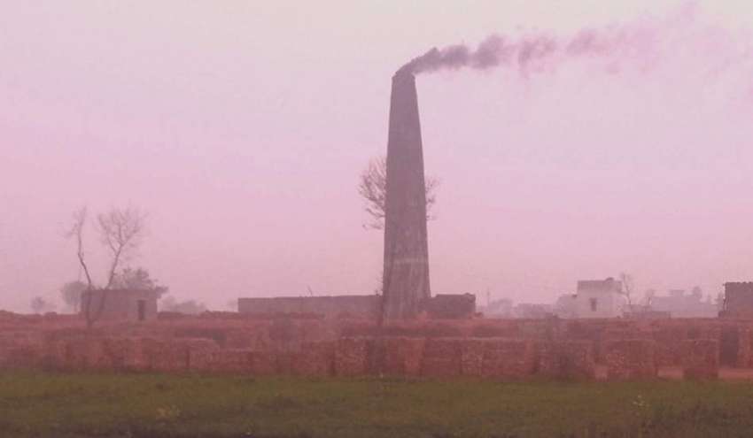 لاہور، صوبائی دارالحکومت کے نواح میں اینٹوں کے بھٹے سے دھواں ..