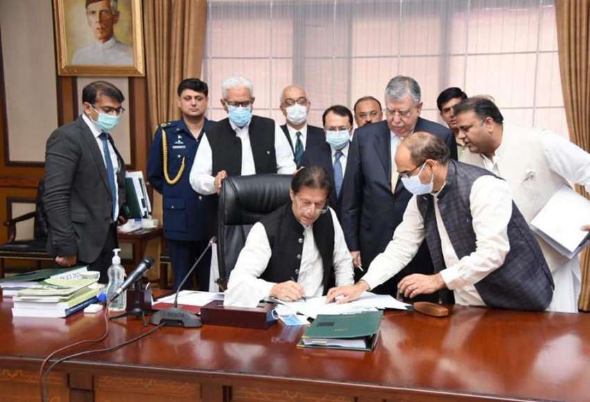 اسلام آباد، وزیراعظم عمران خان کابینہ اجلاس کے دوران مالی ..