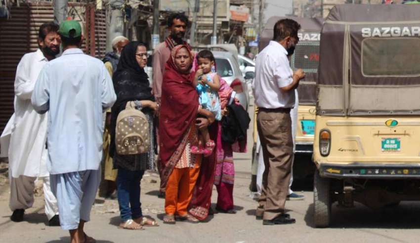 کراچی، ہفتہ کے روز لاک ڈاؤن کے باعث پبلک ٹرانسپورٹ کم ہونے ..