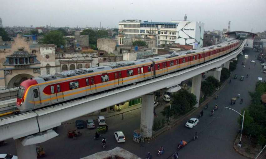 لاہور، اورنج لائن میٹرو ٹرین اپنی منزل کی جانب رواں دواں ..