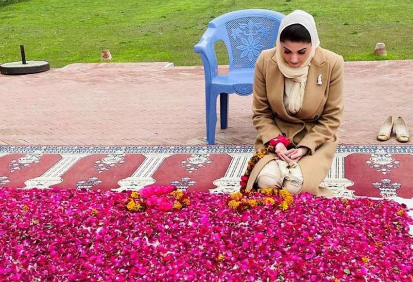 لاہور، مسلم لیگ ن کی نائب صدر مریم نواز اپنی والدہ کی قبر ..