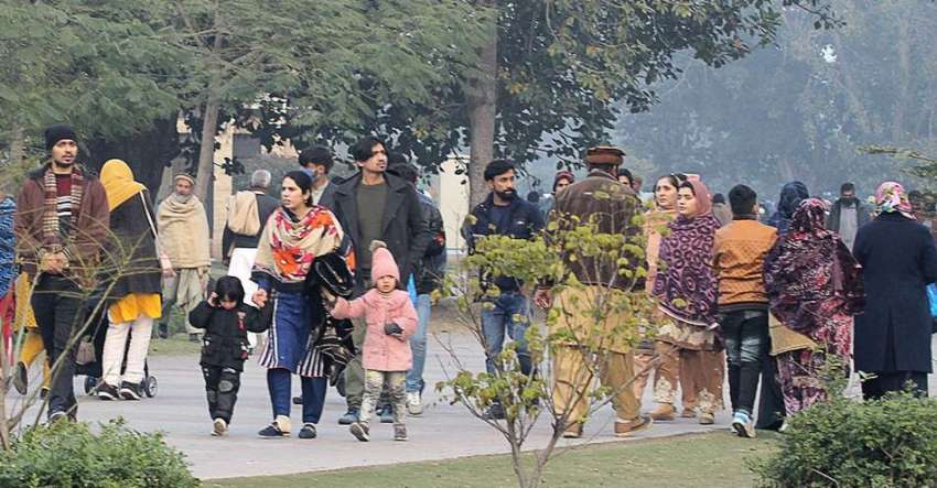 لاہور، گریٹر اقبال پارک میں سیر و تفریح کیلئے آئے ہوئے لوگوں ..