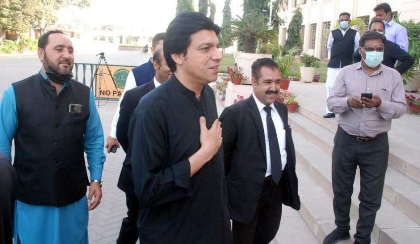کراچی، سندھ اسمبلی میں تحریک انصاف کے رہنما و سینیٹ اُمیدوار ..
