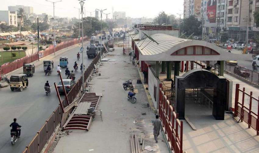 کراچی، ناظم آباد کے علاقے میں گرین لائن بس سٹاپ کا بیرونی ..