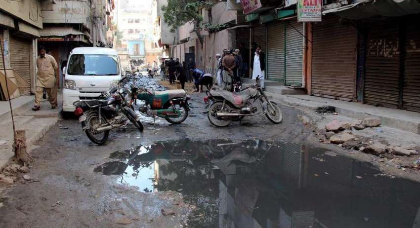 کراچی، مسجد روڈ بہار کالونی میں شہری اپنی مدد آپ کے تحت صفائی ..