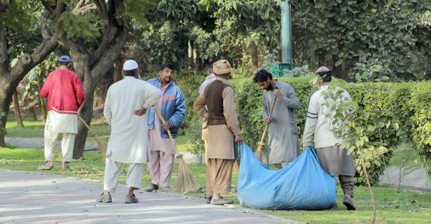 لاہور، پی ایچ اے کے ملازمین جیلانی پارک کی صفائی کر رہے ہیں۔