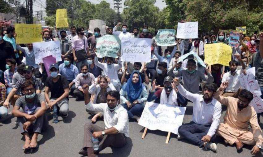 لاہور، فزیو تھراپی ڈاکٹرز اپنے مطالبات کے حق میں احتجاج ..