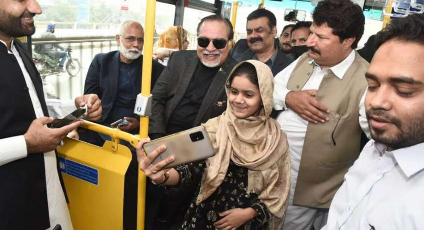 کراچی، گرین لائن بس میں سفر کے دوران ایک کم عمر بچی گورنر ..