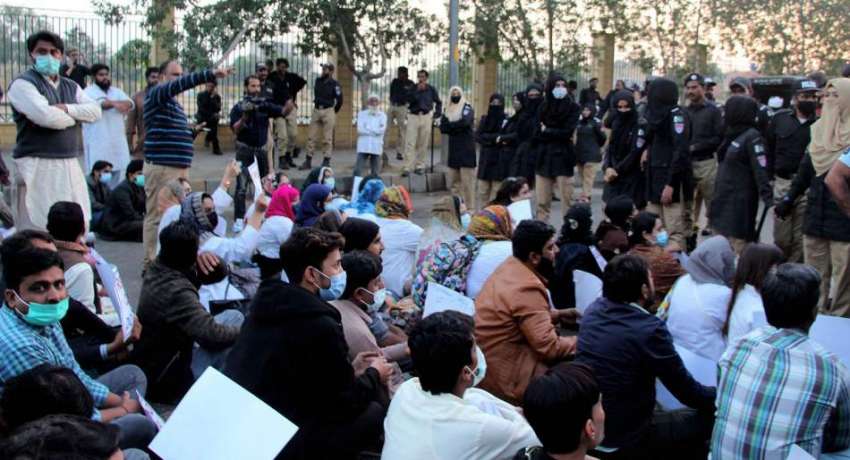 کراچی، ریڈ زون میں ینگ ڈاکٹرز کے احتجاج مظاہرے کو پولیس ..