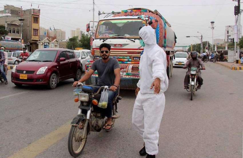 کراچی، کورنگی روڈ پر ٹریفک پولیس اہلکار کورونا وباء سے بچاؤ ..