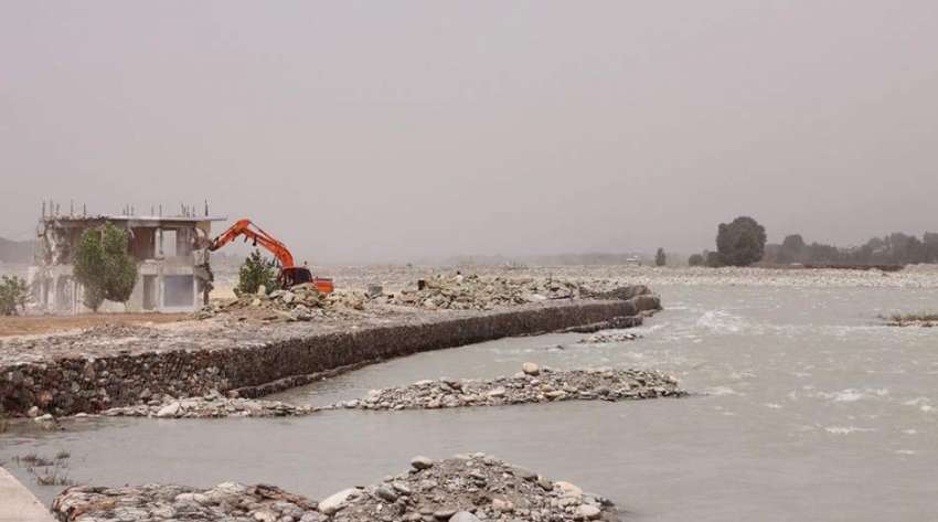 سوات، دریائے سوات کنارے تجاوزات ہٹانے کا کام جاری ہے۔
