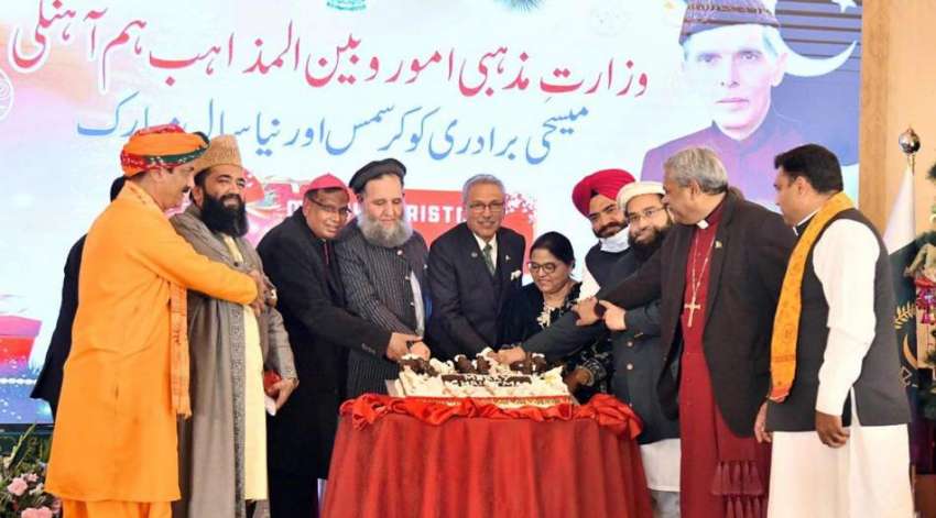 اسلام آباد، صدر مملکت ڈاکٹر عارف علوی کرسمس کا کیک کاٹ رہے ..