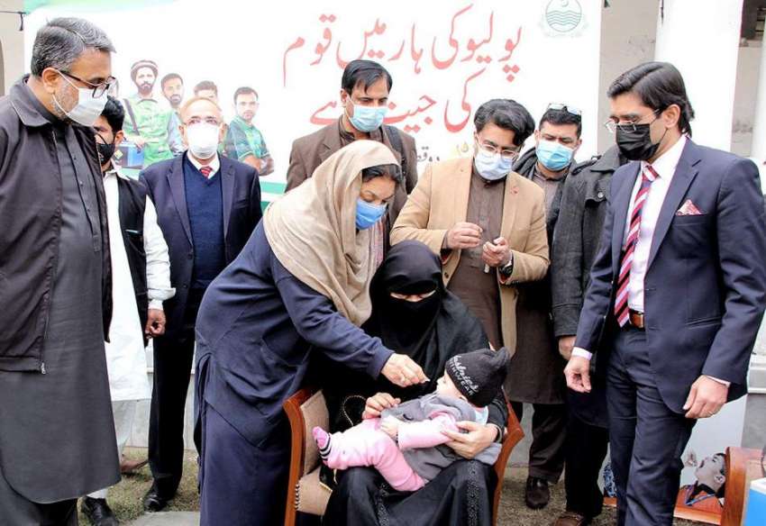 لاہور، صوبائی وزیر صحت ڈاکٹر یاسمین راشد سول سیکرٹریٹ میں ..