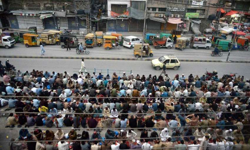 راولپنڈی، تاجروں کی جانب سے ایمپریل مارکیٹ کے سامنے روزے ..