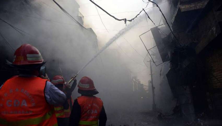 راولپنڈی، فائر بریگیڈ کا عملہ اُردو بازار میں لگی آگ بجھانے ..