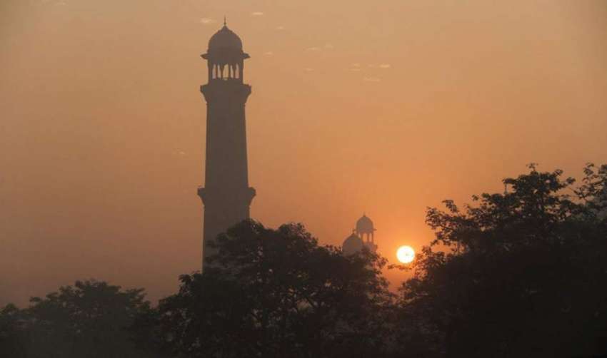 لاہور، نئے سال 2021ء کے پہلے طلوع آفتاب کا خوبصورت منظر۔