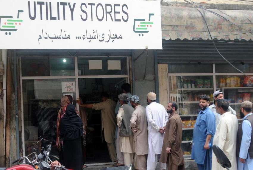 راولپنڈی، شہری یوٹیلٹی سٹور کے باہر خریداری کیلئے قطار ..
