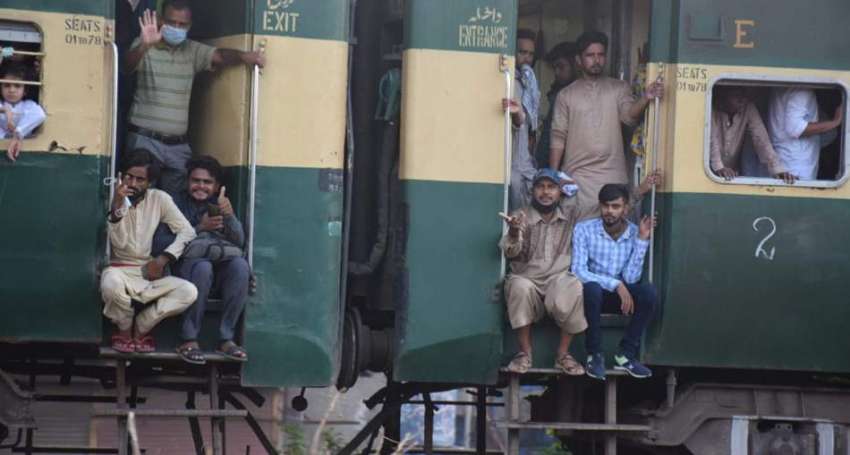 لاہور، ٹرین میں جگہ نہ ہونے کے باعث مسافر راہداری میں کھڑے ..
