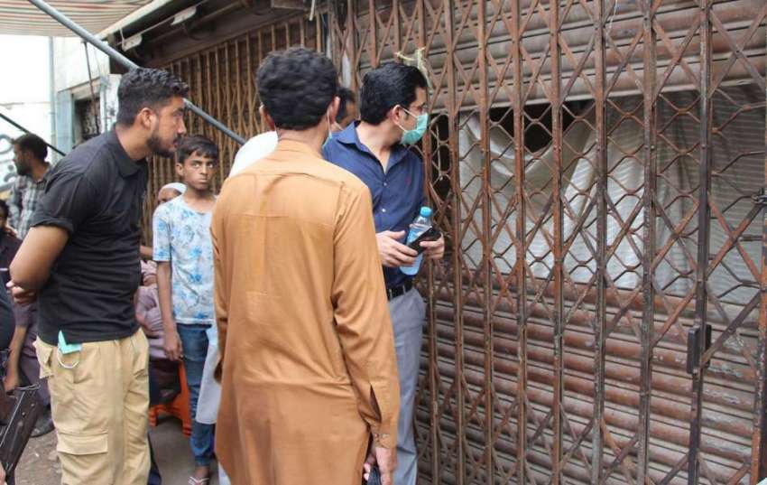 کراچی، کمشنر برساتی نالے پر بنی جوبلی کلاتھ مارکیٹ میں نالے ..