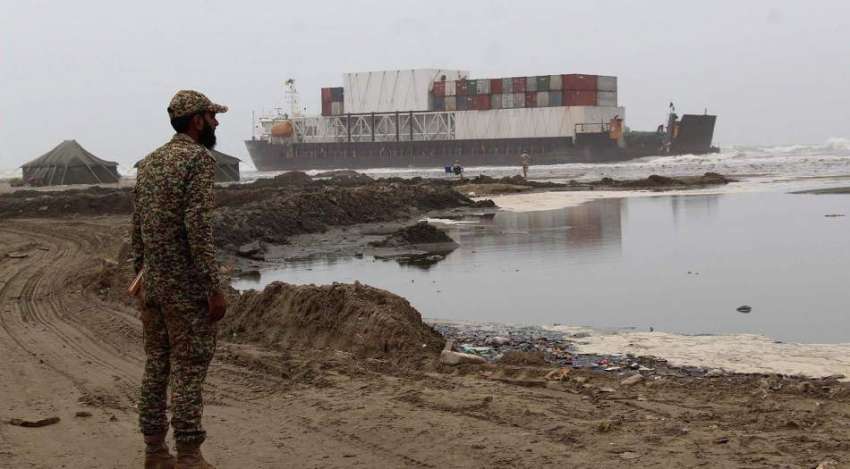کراچی، سی ویو پر پھنسے غیر ملکی بحری جہاز کو سمندر کے بیچ ..