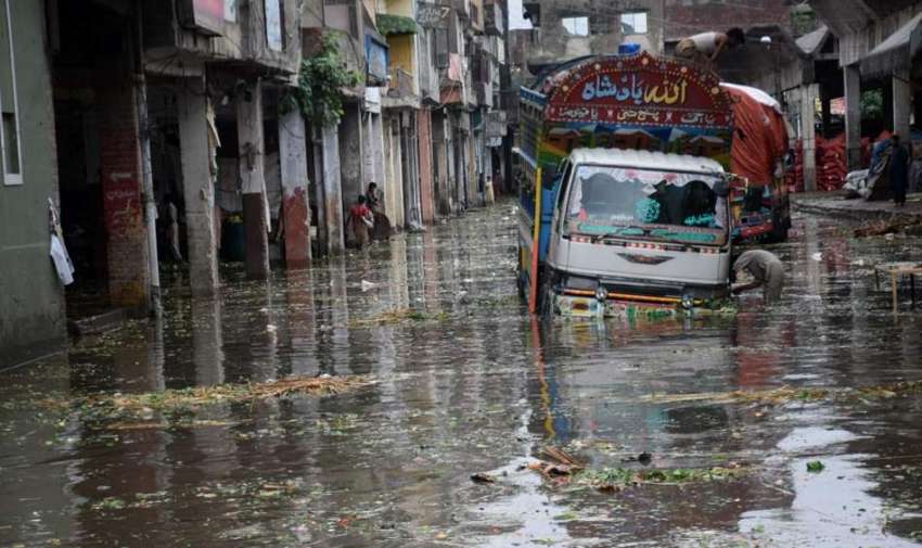 لاہور،موسلا دھار بارش کے بعد بادامی باغ سبزی منڈی تالاب ..