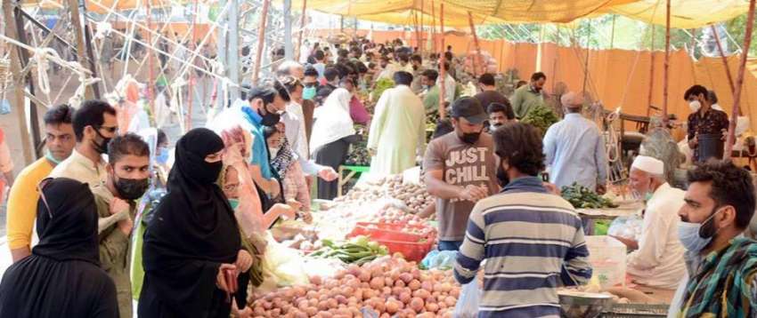 لاہور، شہری سستا رمضان بازار میں سبزیاں خرید رہے ہیں۔