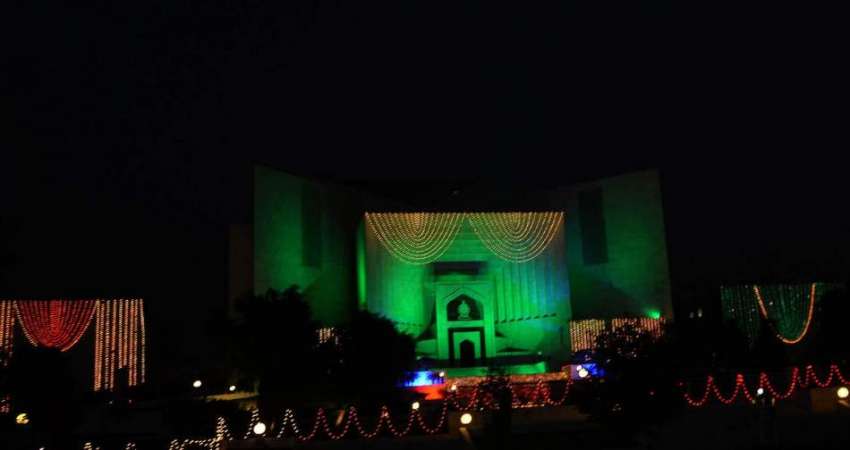 اسلام آباد، 12 ربیع الاول کی مناسبت سے سپریم کورٹ کی عمارت ..