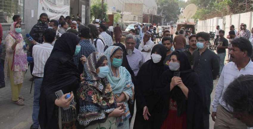 کراچی، نسلہ ٹاور کے باہر رہائشی خواتین احتجاج کر رہی ہیں۔