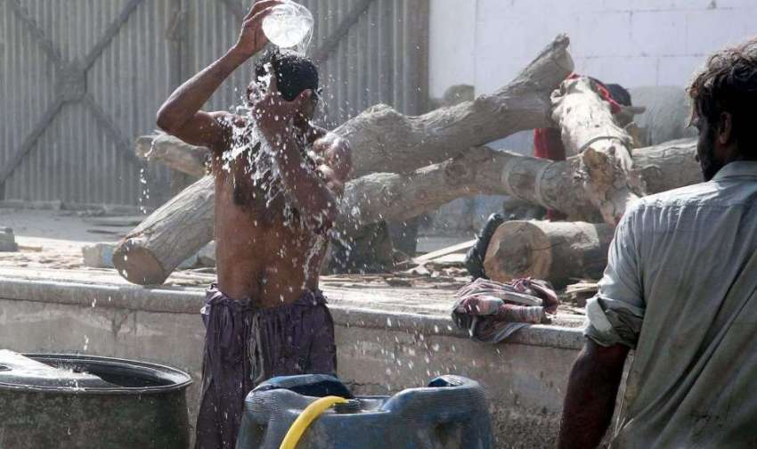 کراچی، شہر قائد میں جاری شدید گرمی سے بے حال ایک مزدور نہا ..