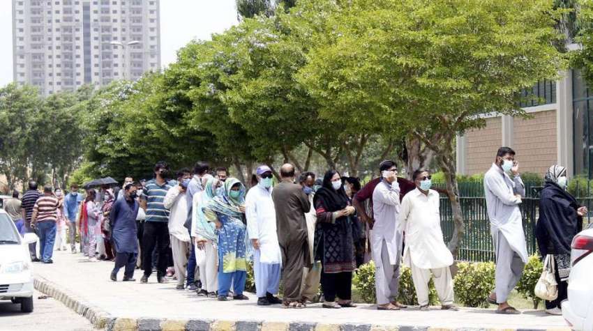 کراچی، حکومت کی جانب سے کووڈ 19 کی ویکسین مہم کے تحت ایکسپو ..