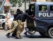 کراچی، کھارادر لیاری گیٹ کے پاس پولیس اہلکار بند ہونے والی موبائل وین ..