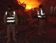 کراچی، منظورکالونی جونیجو ٹاؤن میں گٹکے کے کارخانے میں لگنے والی آگ ..