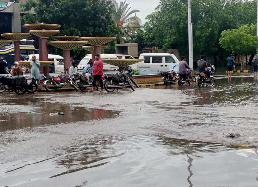 کراچی، شاہین کمپلیس جانے والی سڑک پانی میں ڈوب جانے پر شہری ..