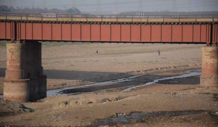 لاہور، پانی نہ ہونے کے باعث دریائے راوی خشک پڑا ہے۔