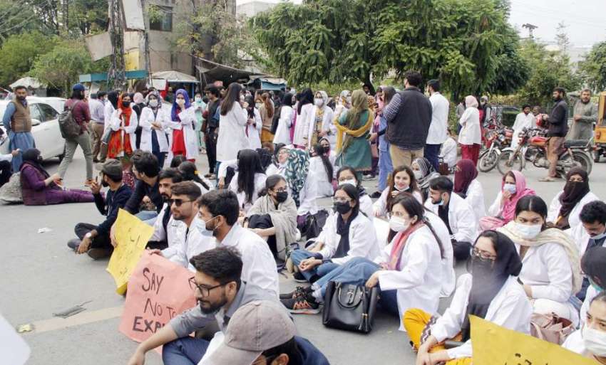 لاہور، شادمان میں ینگ ڈاکٹرز اپنے مطالبات کے حق میں احتجاج ..