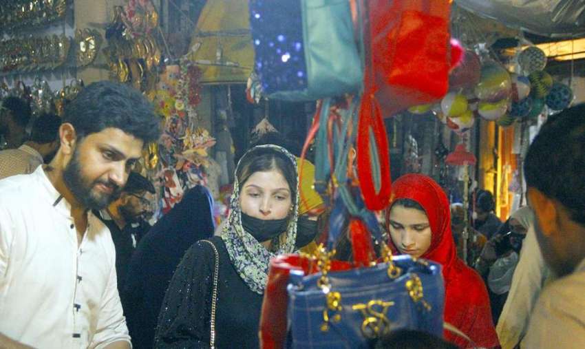 لاہور، خواتین انارکلی بازار میں خریداری کر رہی ہیں۔
