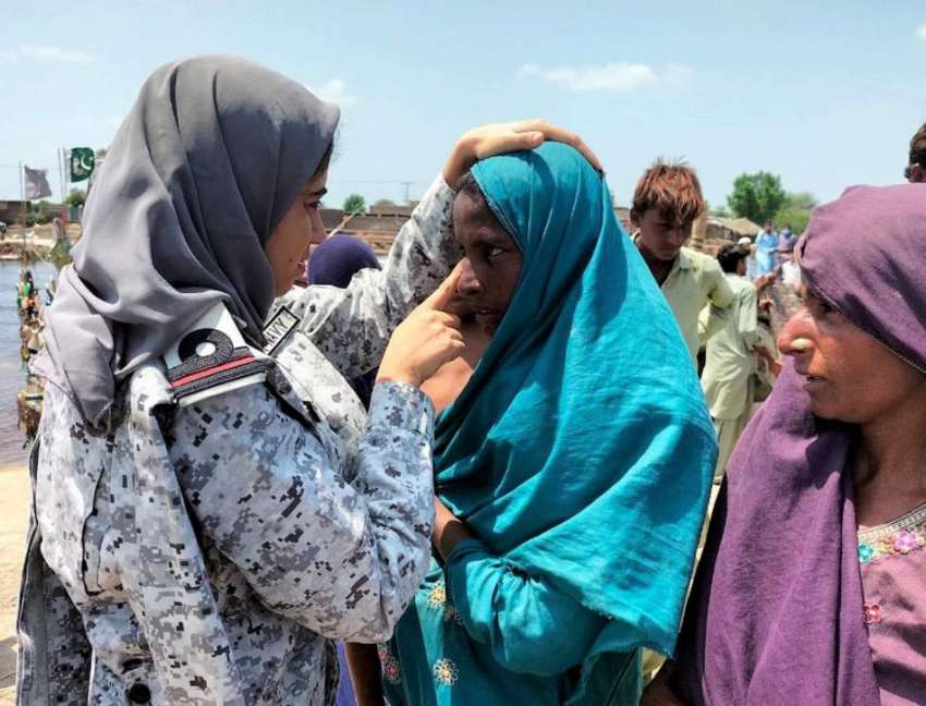 سانگھڑ، پاکستان نیوی کی ڈاکٹر سیلاب سے متاثرین خواتین کا ..