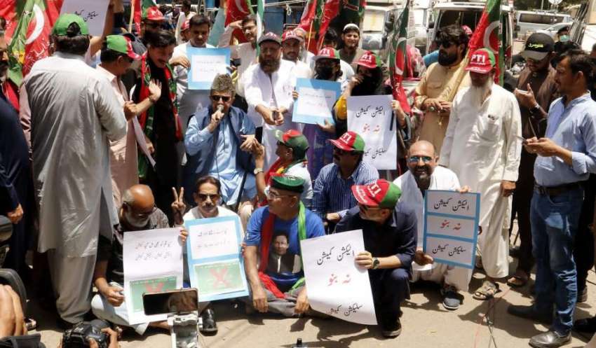 کراچی، پاکستان تحریک انصاف کے کارکنان صوبائی الیکشن کمیشن ..