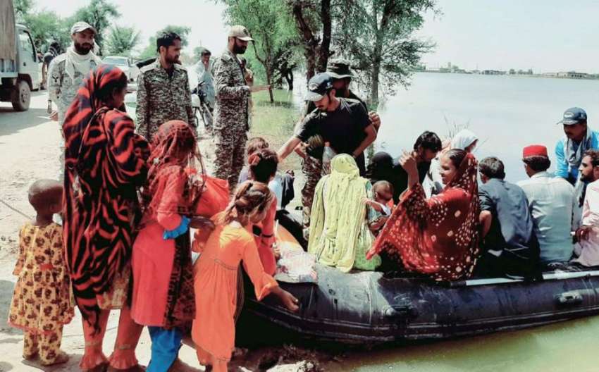 سجاول، پاکستان نیوی کے اہلکار سیلاب متاثرین کو محفوظ مقام ..