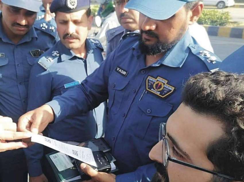 راولپنڈی، ٹریفک پولیس اہلکار ڈیجیٹل ای چلاننگ ڈیوائس کے ..