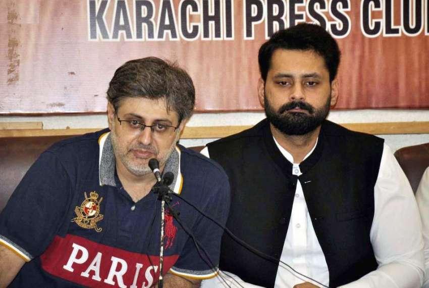 کراچی، دُعا زہرہ کے والد مہدی کاظمی اپنے وکیل جبران ناصر ..