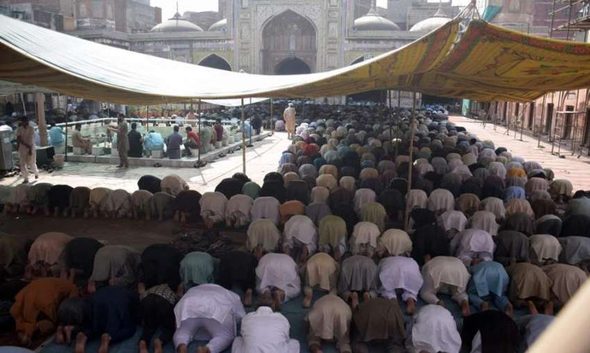 لاہور، شہری مسجد وزیر خان میں نماز جمعہ ادا کر رہے ہیں۔