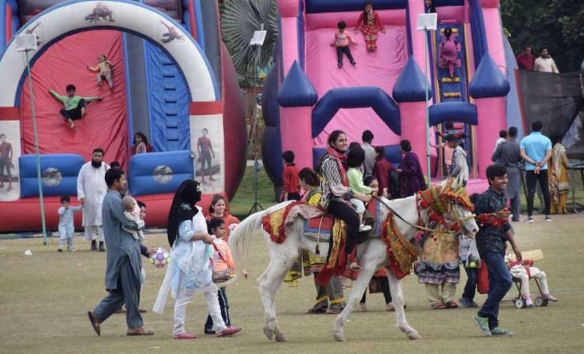 لاہور، جیلانی پارک میں جشن بہاراں کے موقع پر بچیاں گھوڑے ..
