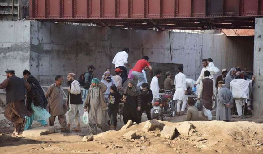 لاہور، دوموریہ پل کی تعمیر کے باعث راستہ بند ہونے سے مقامی ..
